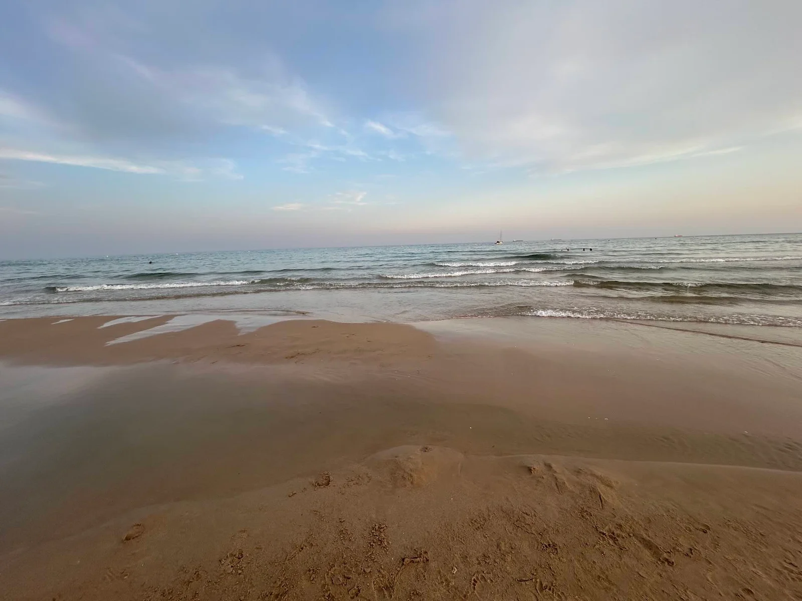 Tarde de verano en la playa con la familia reunida