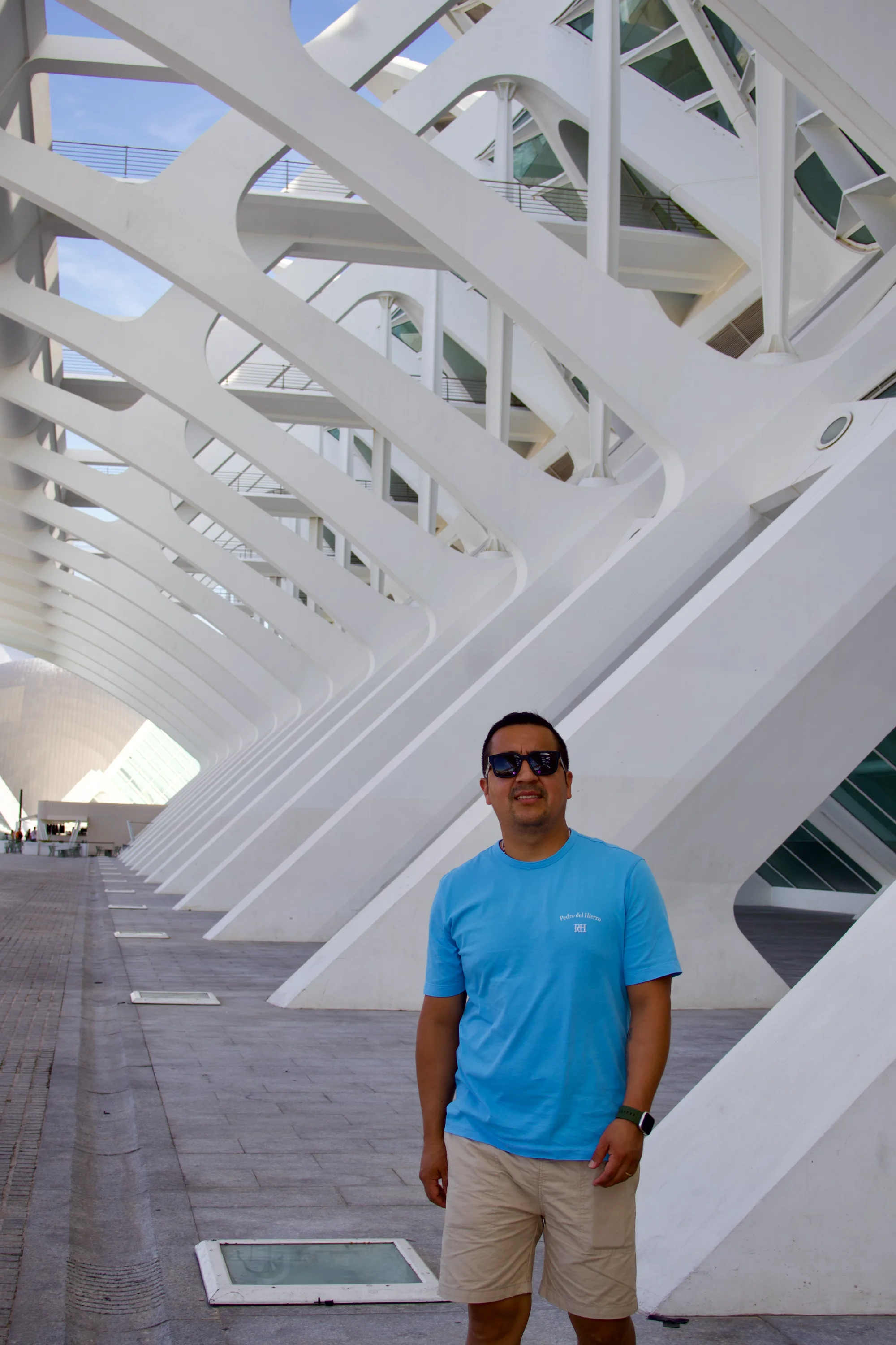 Persona frente a la arquitectura moderna y blanca del Museo de las Ciencias en Valencia